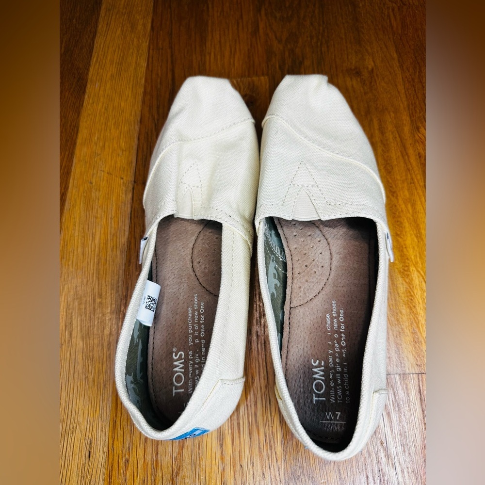 TOMS Classic Women’s Canvas Slip-Ons in Cream Sz 7